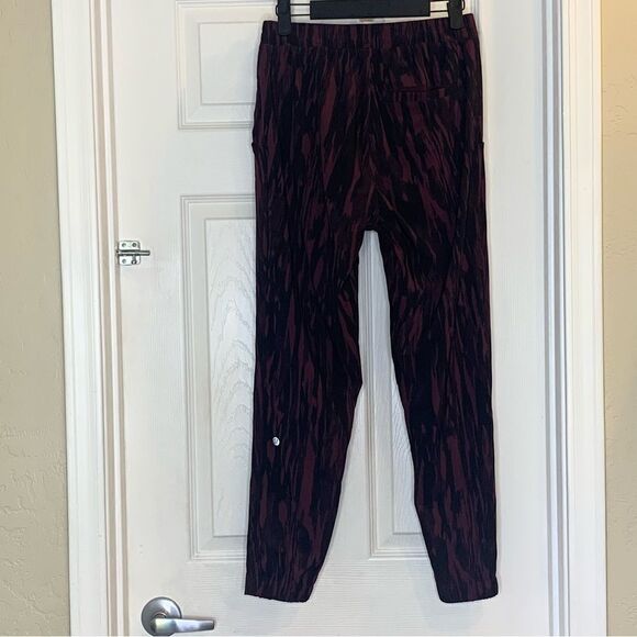 Lululemon & Go City Joggers in Painted Animal Bordeaux Drama and Black Size 4 - Picture 4 of 9